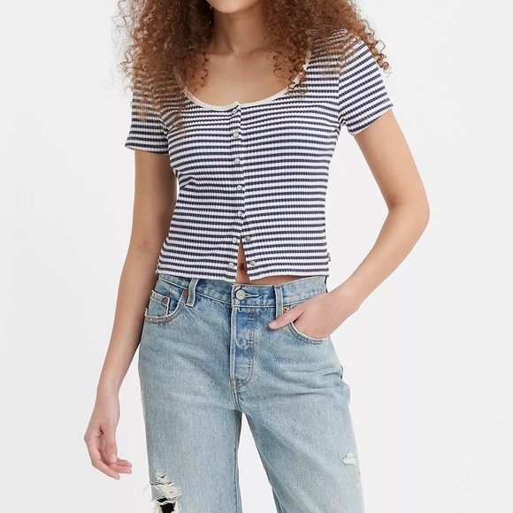 Levi's Tops - Levi’s Short Sleeve Britt Snap Front Top. Pre-Owned.